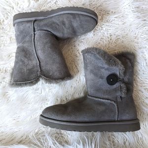 Ugg Bailey Short Sheepskin Boots Gray sz 8